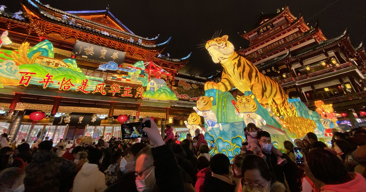 チャイナウオッチ 中国視窓：高級ブランド店に大行列 繁華街の人出が