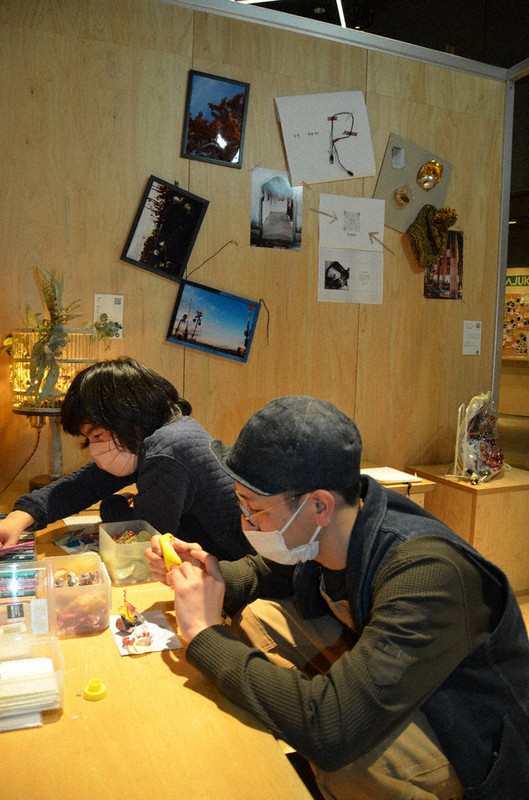 ブースの中に写真やオブジェなど多彩な作品が並ぶグループ展=東京都渋谷区神宮前1のラフォーレ原宿で2022年2月15日、錦織祐一撮影