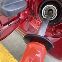 ガソリンの給油＝東京都内で2022年1月、米田堅持撮影