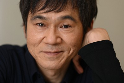 俳優生活30年で初めて映画の主役を務めた甲本雅裕さん＝大阪市北区で2022年2月11日、久保玲撮影