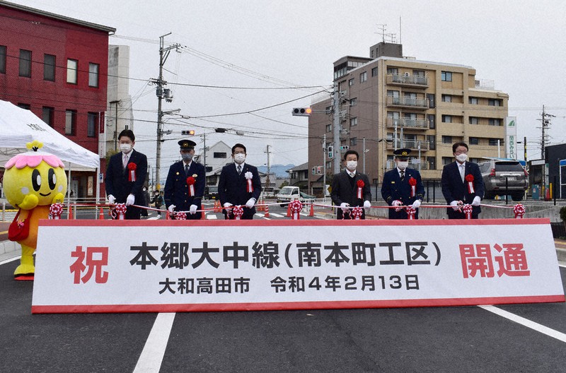 道路が完成し、テープカットする堀内大造市長(左から3人目)ら=奈良県大和高田市提供