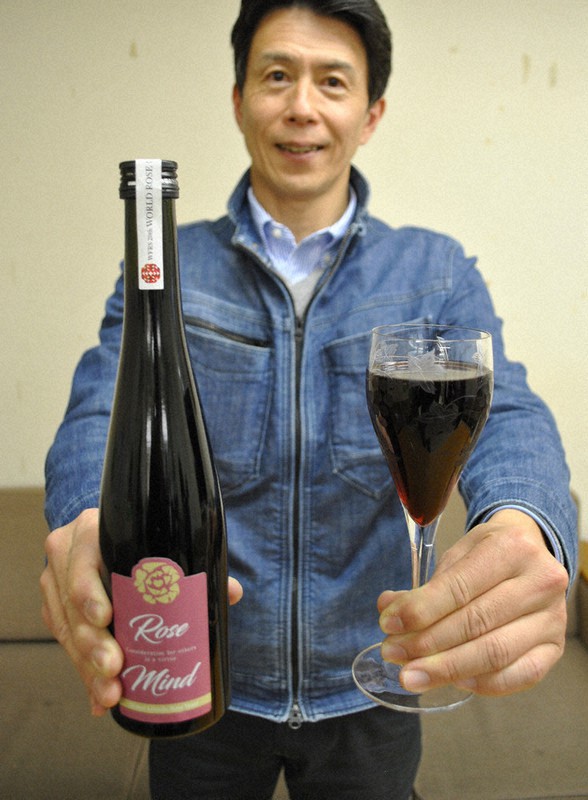 広島県福山市産のバラ酵母を使ったワイン「ローズマインド」=福山市東桜町の同市役所で、関東晋慈撮影
