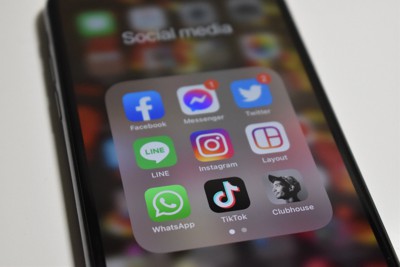 総務省の有識者会議は、SNS大手への規制を強化する電気通信事業法改正案をまとめた