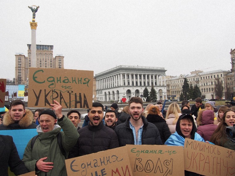 ロシア軍侵攻の脅威が伝えられる中、国歌を斉唱して団結を呼びかける人々=ウクライナの首都キエフ中心部の独立広場で2022年2月16日午前、真野森作撮影