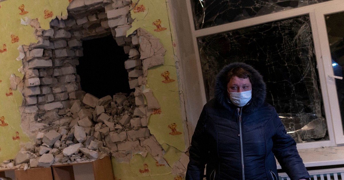 親露派武装勢力による砲撃で穴が開いたとみられる幼稚園の壁＝ウクライナ東部ルガンスク州で2022年2月17日、ロイター