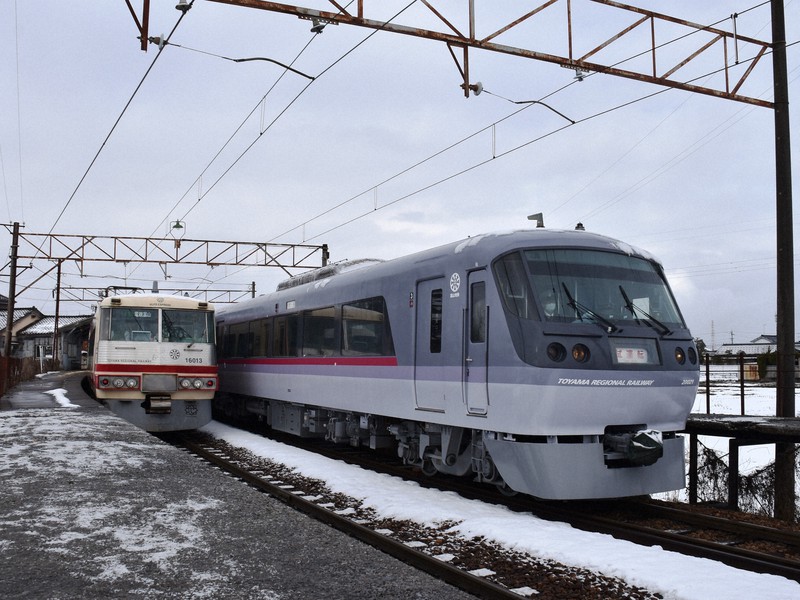 西武鉄道ニューレッドアロー号 富山で再出発 19日から新旧共演も 毎日新聞