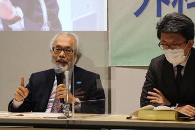 最高裁判決後に記者会見する主任弁護人の高野隆弁護士（左）ら＝東京都千代田区で2022年2月18日午後3時52分、近松仁太郎撮影