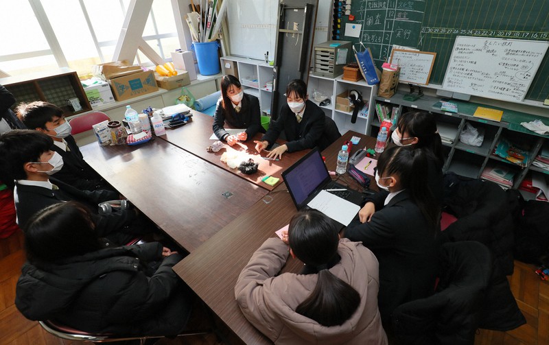 校則変更案について話し合う千葉県立姉崎高校の生徒会メンバーら=千葉県市原市で2021年12月16日、長谷川直亮撮影