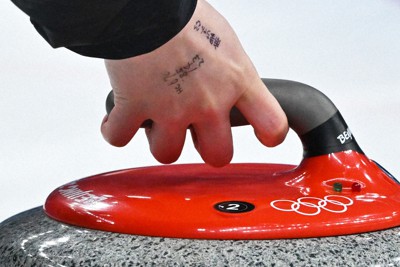 【日本－スイス】ストーンを持つ藤沢五月の右手に書かれた「麻里ちゃん」と笑顔マーク＝北京・国家水泳センターで2022年2月17日、手塚耕一郎撮影