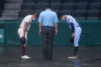 2021年夏の甲子園1回戦の東海大菅生vs大阪桐蔭。降雨コールドゲームとなり、あいさつする両主将＝阪神甲子園球場で2021年8月17日、西夏生撮影