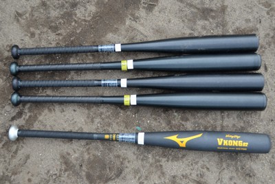 最大直径を64ミリにした試作の新基準の金属製バット4本と最大直径が67ミリの現行の金属製バット（一番下）＝大阪府摂津市の関大北陽グラウンドで2021年9月5日午後3時22分、藤田健志撮影