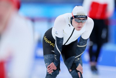 男子1000メートルでフィニッシュし、うつむく新浜立也＝北京・国家スピードスケート館で2022年2月18日、貝塚太一撮影