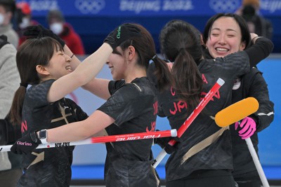 【日本－スイス】決勝進出を決め、抱き合って喜ぶ（左から）鈴木夕湖、吉田夕梨花、吉田知那美、藤沢五月＝北京・国家水泳センターで2022年2月18日、手塚耕一郎撮影