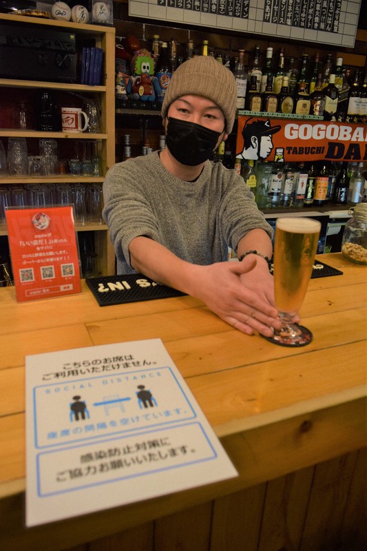 午後9時まで酒類提供が可能になり「認証によるインセンティブが大きかった」と話す田淵さん=熊本市中央区のスポーツバー「ゴーゴーバー」で2022年2月9日午後5時50分、吉川雄策撮影