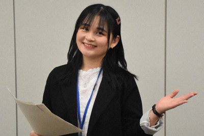 月末の出前講座に向けプレゼンの練習をするボ・ティ・ホンさん＝静岡県庁で2022年2月18日、渡辺薫撮影