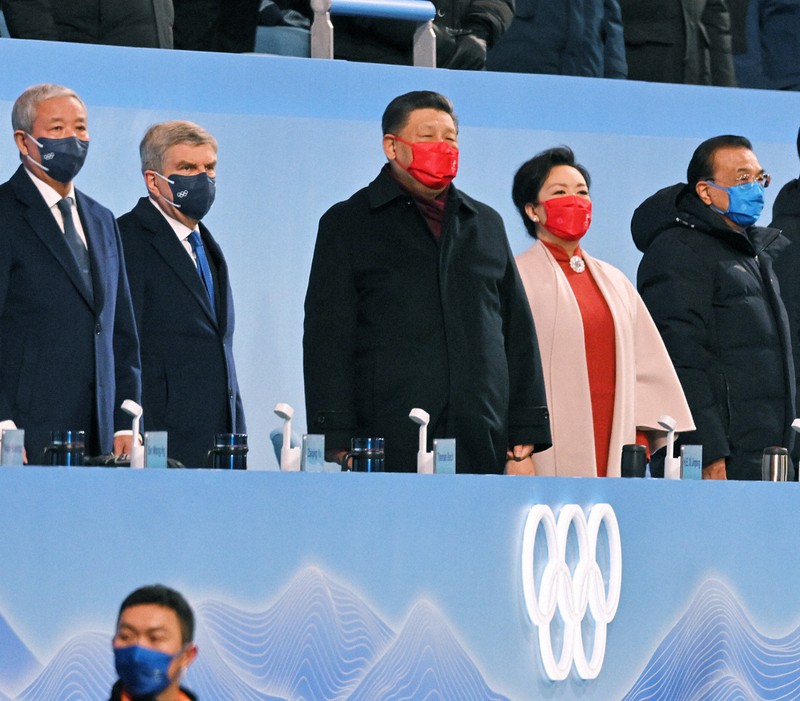 閉会式で並ぶ中国の習近平国家主席(中央)、IOCのトーマス・バッハ会長(左から2人目)ら=北京・国家体育場で2022年2月20日午後8時4分、手塚耕一郎撮影