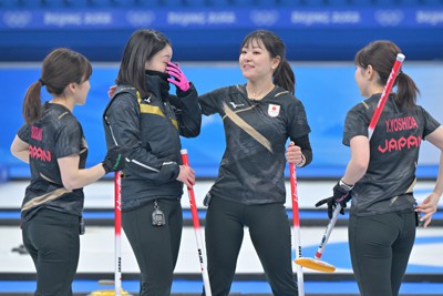 ロコ・ソラーレが銀メダル 日本カーリング界最高 英国に敗れる | 毎日新聞