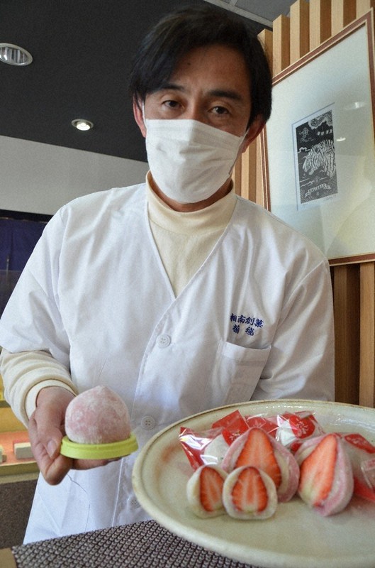「いちご大福食べ比べセット」を手にする菊毬の川口誉則社長=神奈川県平塚市で2022年2月17日、本橋由紀撮影
