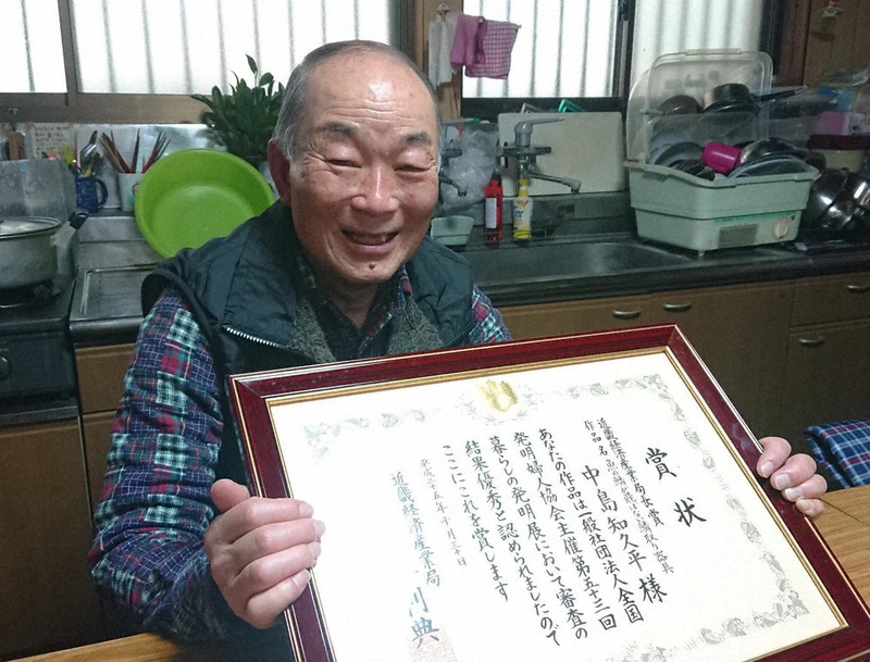 知恵を絞った 魚のうろこ取り 絶妙な角度で飛び散り防ぐ 和歌山 毎日新聞