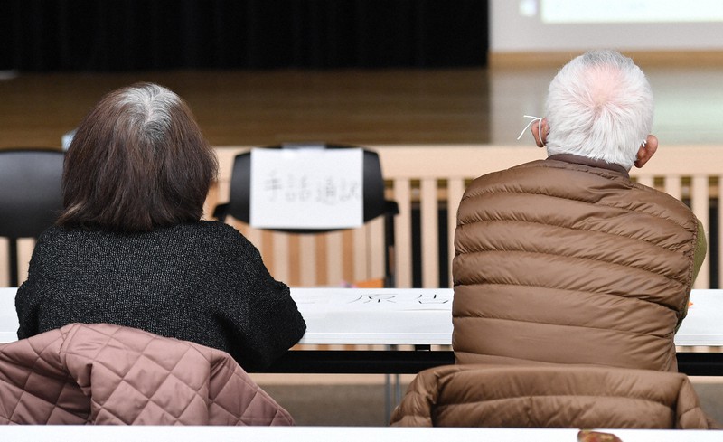 旧優生保護法訴訟の控訴審判決を前に開かれた集会に参加した原告夫婦。妻(左)は毎日新聞の取材に、「子供連れを見かけると、今でも涙がこぼれる」と語った=大阪市東成区で2022年2月8日午後2時22分、望月亮一撮影