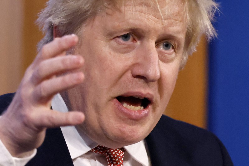 新たな新型コロナウイルス対策について話す英国のジョンソン首相=2022年2月21日撮影、AP