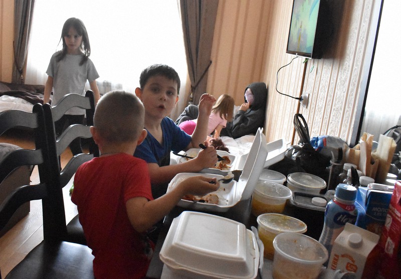 避難所となったホテルでロシア当局の支給する食事を取る避難民の子供たち=ロシア南部ロストフ州で2022年2月22日、前谷宏撮影