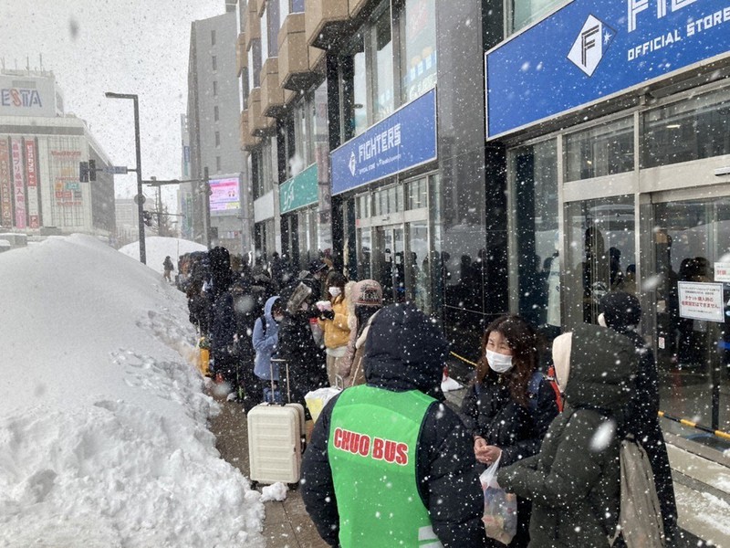 新千歳の積雪史上1位 降雪の北海道 列車運休 バスに長蛇の列 毎日新聞