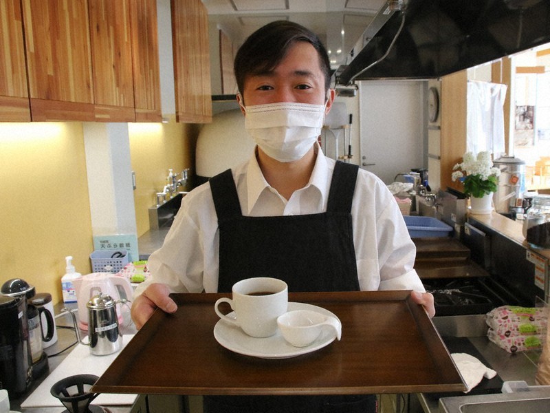 道の駅尾瀬かたしなでコーヒーショップを期間限定でオープンしている坂入翔威さん=群馬県片品村鎌田で2022年2月20日午後3時25分、妹尾直道撮影