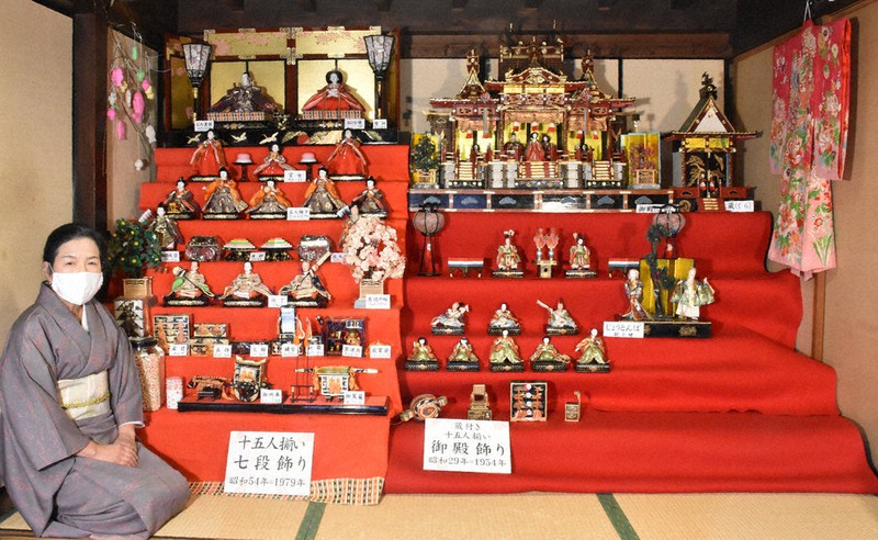 「御殿飾り」など二つのひな飾りを説明する高橋準子さん=香川県観音寺市の西光寺で、川原聖史撮影