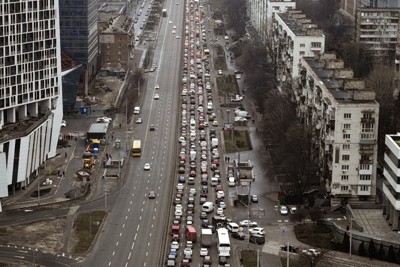 ウクライナの首都キエフで起こっている渋滞。ロシアによる軍事侵攻の影響とみられる＝2022年2月24日、AP