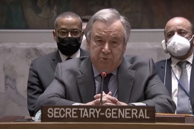 カメラに向かい「攻撃をやめて」とプーチン露大統領に呼びかける国連のグテレス事務総長＝米ニューヨークの国連本部で2022年2月23日、国連のウェブTVから