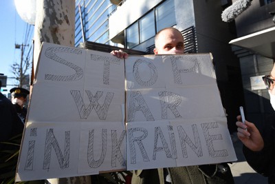 在日ロシア人がウクライナ侵攻に抗議活動　大使館前で