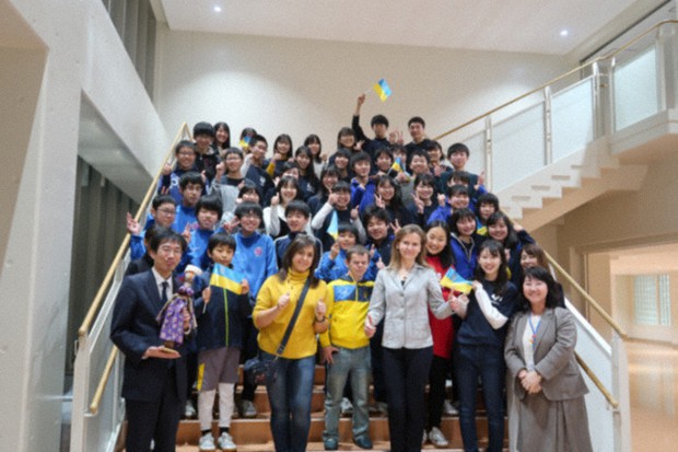 ウクライナ視覚障がい者スポーツ連盟の関係者と交流する札幌開成中等教育学校の生徒ら=同校で2020年1月撮影(札幌市提供)