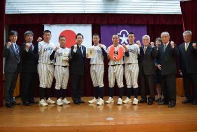 センバツ九国大付：甲子園での健闘誓う 選手ら北九州市長を表敬 ／福岡