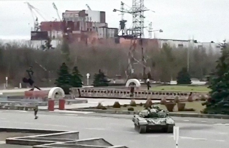 ロシアの狙いは「斬首作戦」か 徹底抗戦のウクライナ、支援求める