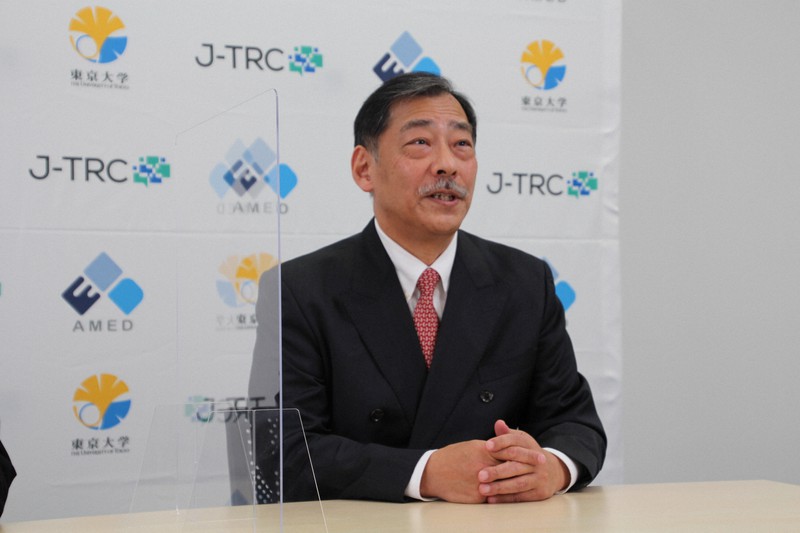 アルツハイマー病の無症状段階「プレクリニカル期」を対象とする臨床研究「J-TRC」についてのオンライン記者会見で、「ボランティアの参加者には国際的な臨床試験に関する情報提供も行っていきたい」と話す日本認知症学会理事長の岩坪威・東京大教授