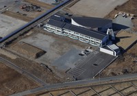 震災遺構の請戸小学校＝福島県浪江町で2022年2月9日、本社ヘリから