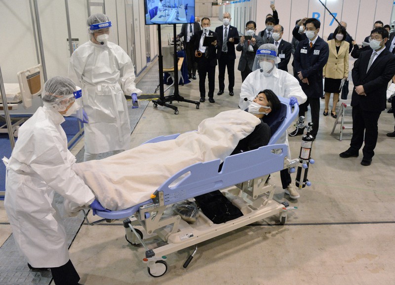 大阪コロナ大規模医療・療養センターの実地訓練で、患者の体調が急変した場合の手順を確認するスタッフ=大阪市住之江区のインテックス大阪で2021年11月5日午後2時35分、加古信志撮影