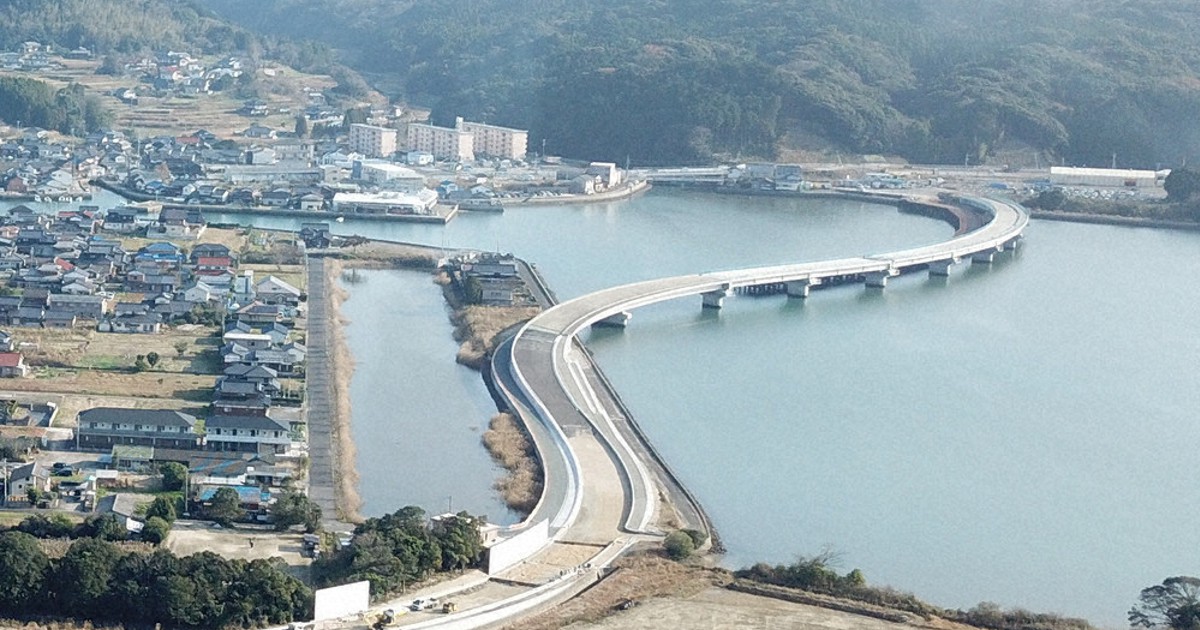 伊万里港で建設中の海上橋 曲線描き「七ツ島大橋」 欄干を飾るパネル