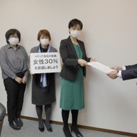 女性登用について民放連に申し入れる岸田花子さん（右から2番目）ら＝2020年12月3日、民放労連提供