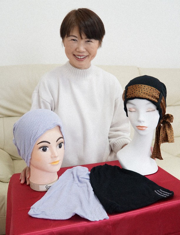 開発した2種類のケア帽子を前にする村田里依さん=埼玉県狭山市で2022年1月12日、清藤天撮影