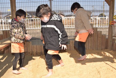 レガシーの砂が投入された砂場で早速遊ぶ園児たち