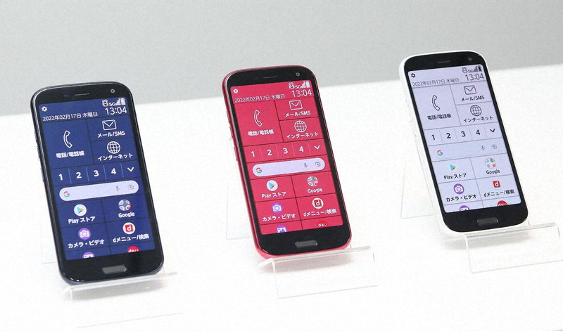らくらくスマートフォンの最新モデル。シニア向けの端末だが通信は5Gに対応=FCNT提供