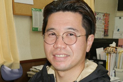 ケアマネジャーの野村拓也さん＝静岡県富士宮市の居宅介護支援事業所「サンセイ」で2022年2月16日、長沢英次撮影