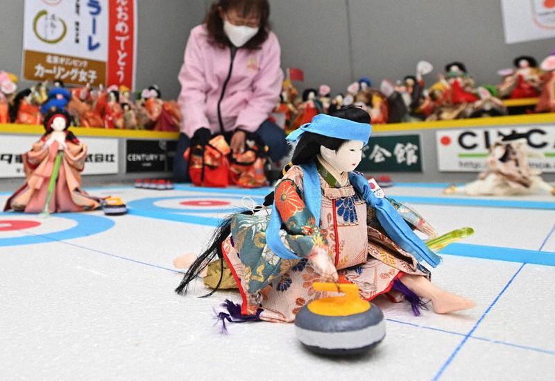 ひな人形たちが「スウィープ！」 北京五輪再現、エコな「福よせ雛