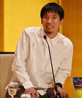 芥川賞受賞が決まり、記者会見で笑顔を見せる砂川文次さん＝東京都千代田区で1月19日、大沢瑞季撮影