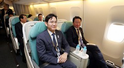 平壌で行われた南北首脳会談に同行する李在鎔サムスン電子副会長（前列左）ら＝2018年9月18日、平壌写真共同取材団撮影
