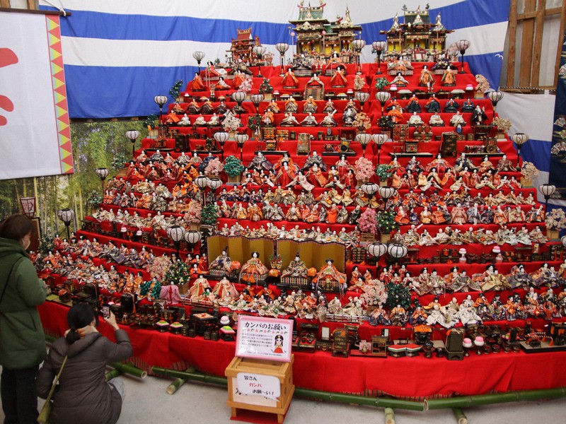 17段に500体ひな人形 大名行列やマージャンの様子も 奈良 | 毎日新聞