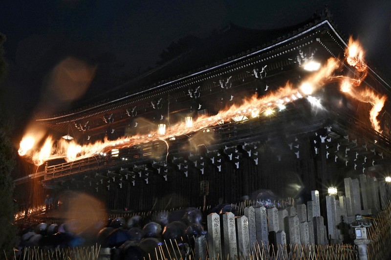 東大寺お水取りが本行入り お松明、次々と舞台へ 無病息災願い | 毎日新聞