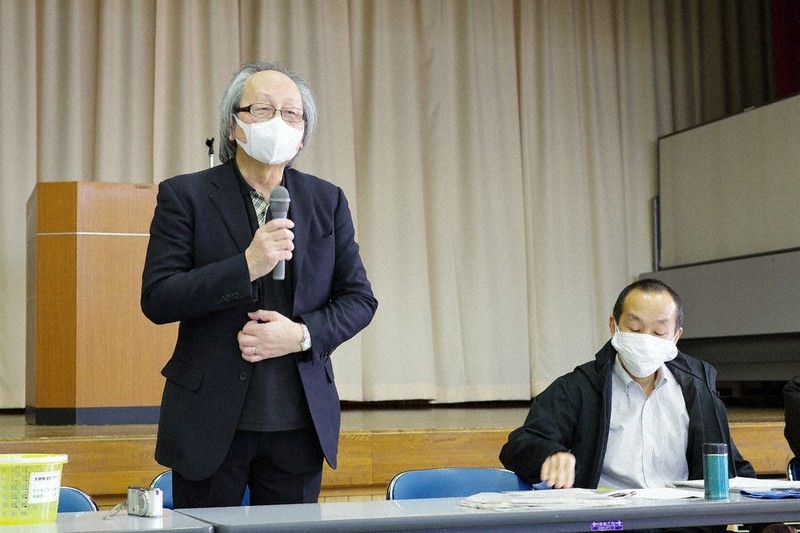 結審後の記者会見であいさつする原告団共同代表の片倉一美さん(左)=水戸市緑町で2022年2月25日、森永亨撮影